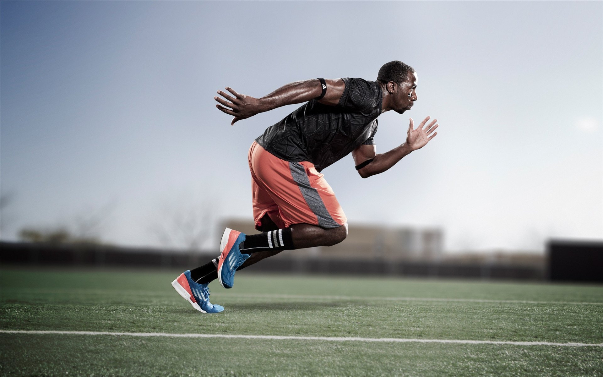 足球运动员签约公益项目，携手推动全民健身事业，足球运动员慈善